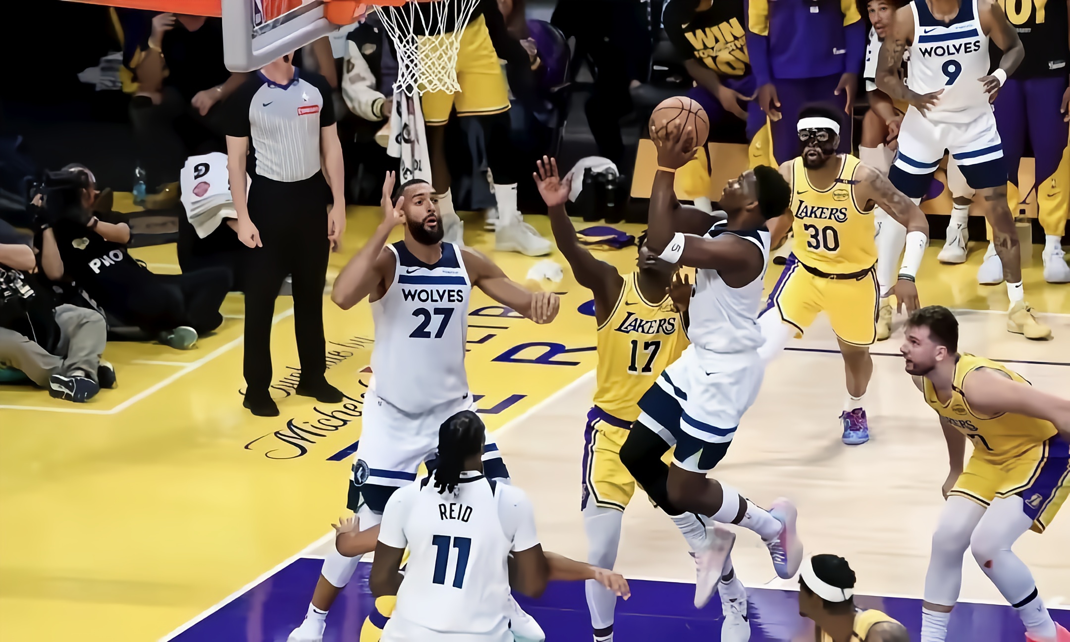 爱游戏娱乐 -关于国际比赛日NBA季后赛传出新动向,多伦多猛龙状态回暖,管理层表态——气氛紧张,身体对抗强度拉满的信息